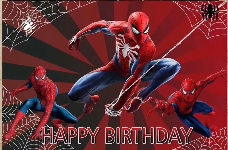 Puede incluir: Tarjeta de cumplea&ntilde;os con tem&aacute;tica de Spider-Man, roja y azul. Presenta tres figuras de Spider-Man en poses din&aacute;micas sobre un fondo rojo y negro con telara&ntilde;as. Las palabras "HAPPY BIRTHDAY" est&aacute;n en la parte inferior.