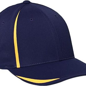 Peut inclure: Casquette de baseball bleu marine avec des détails jaunes. La casquette a une visière incurvée et une couronne structurée. Des rayures jaunes longent les côtés et le bord. La casquette a un bouton sur le dessus et de petits trous d'aération.