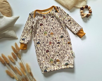 Merino langarm Shirt in Überlänge und Motiv Pilzwiese auf Wolljersey für das windelfreie Kind