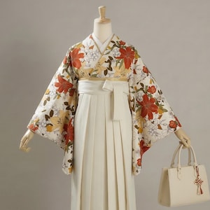 Crème-witte Japanse dameshakama 3-delige cadeauset, traditionele hakama rok met borduurwerk, koshi himo, bloemenhaaraccessoire