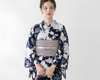 Conjunto de yukata de algodón con estampado floral azul marino, cinturón obi, obijime y sandalias. Ajuste personalizado disponible.