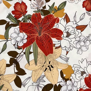 K&ouml;nnte beinhalten: Stoff mit floralem Muster, das Lilien und andere Blumen in Rot, Wei&szlig;, Gelb und Gr&uuml;n auf wei&szlig;em Hintergrund zeigt. Das Muster kombiniert detaillierte und skizzierte florale Elemente und erzeugt einen geschichteten Effekt. Geeignet f&uuml;r N&auml;h- und Bastelprojekte, mit botanischem Thema.