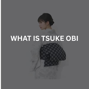 Może przedstawiać: Osoba w jasnym kimono z czarno-szarą obim w kropki. Tekst "WHAT IS TSUKE OBI" jest wyświetlany białymi literami na szarym tle.