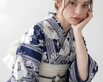 Conjunto de yukata de algodón azul marino con estampado floral, cinturón obi fácil de usar, obijime y sandalias geta. Disponible en talla personalizada.