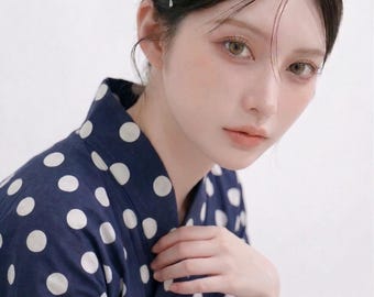 Japanse yukata-set met podkadots en gemakkelijk te dragen Obi-, Obijime- en Geta-sandalen