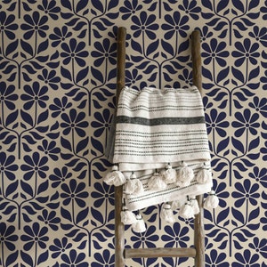 Carta da parati floreale Americana in blu navy e beige chiaro / Stacca e attacca / Tradizionale / Americana / Boho / Fattoria / Rustica