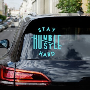 Stay Humble Hustle ハードビニールデカール - モチベーションを高めるカーウィンドウステッカー