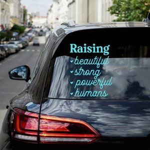 Raising mooie sterke krachtige mensen sticker/moeder auto sticker/moeder sticker achterruit/schattige bumpersticker/beker sticker voor beker