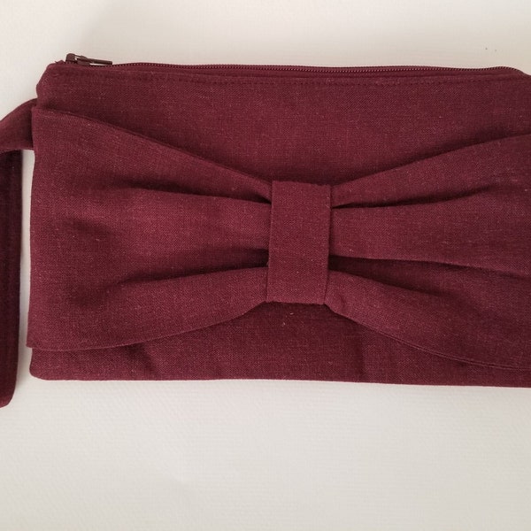 Burgundy bow wristlet. Wine wristlet. Women's purse. Bridesmaid gift. Wedding gift. Bridal shower gift. Red linen handbag. Elegant purse