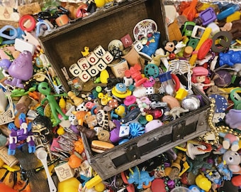 Bolsa Misteriosa de Botín de Cuervo: Objetos para tu Córvido Interior: Una Mezcla de Baratijas, Piezas de Juego, Cuentas, Amuletos, Juguetes Pequeños, Mini Tesoros y Curiosidades