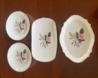 Pratos para bijuteria Wedgwood Hathaway Rose, vendidos separadamente.