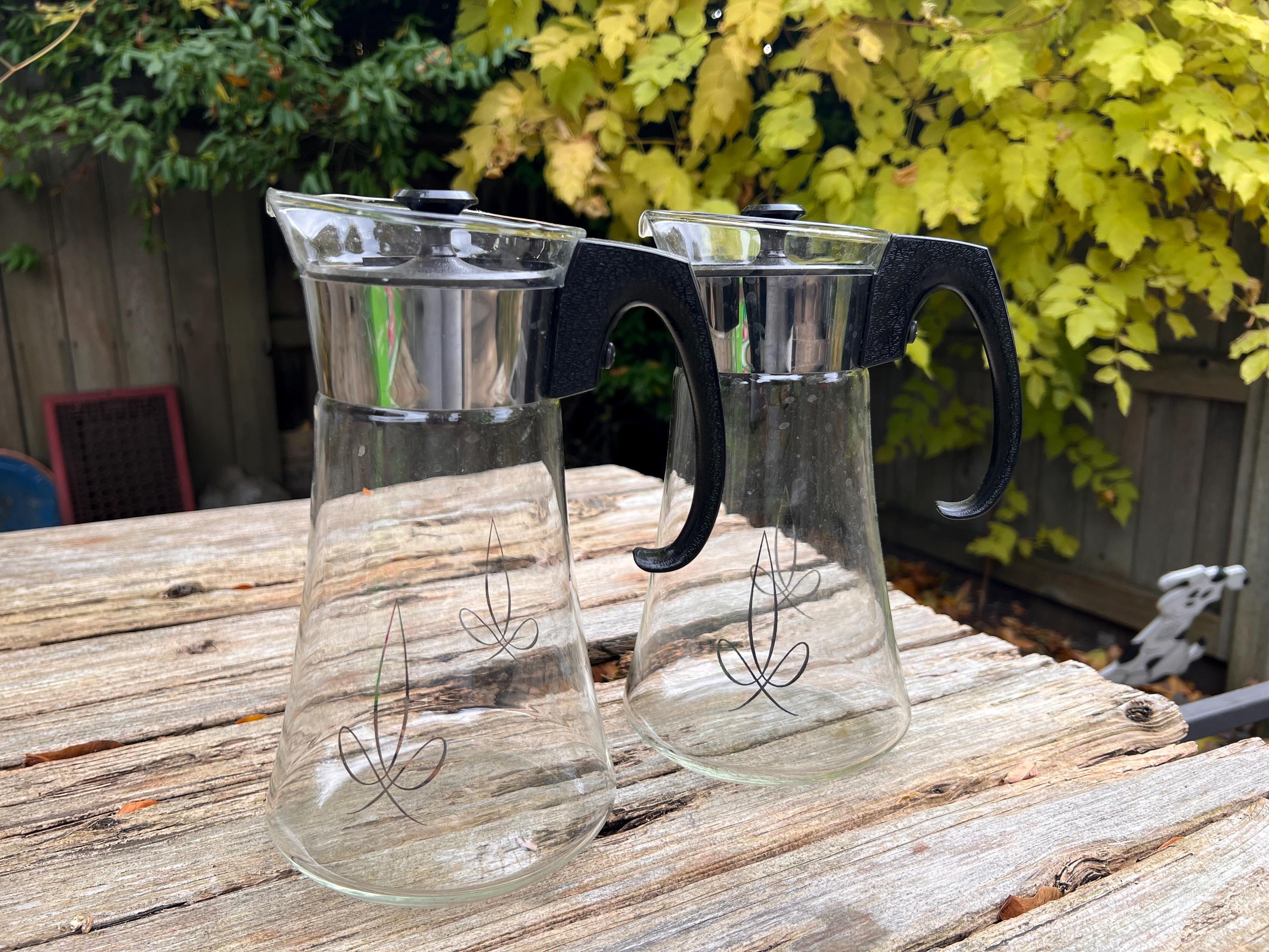 Très belle aiguière carafe ancienne en verre de cristal taillé et laiton excellent état hauteur 39 cm - Arts de la table