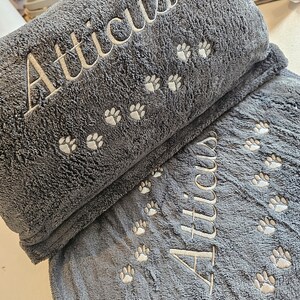 Personligt mikrofiberset med kudde och handduk för husdjur, broderat hundkattnamn, valpsängpresent