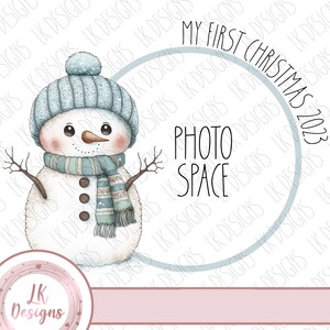 Eerste kerstfoto met en zonder tekst, afdrukbaar digitaal downloadontwerp voor sublimatie, png Blue Snowman Gepersonaliseerde kerstkaart