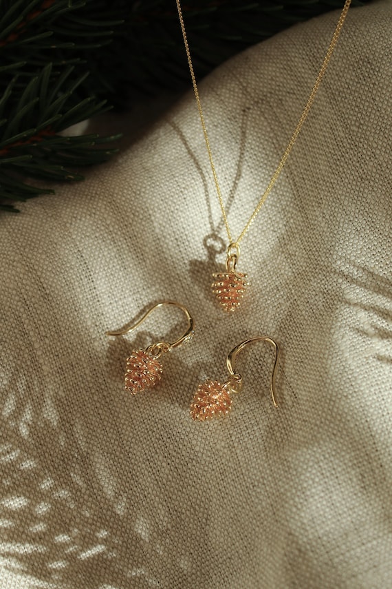 Schmuckset in Gold - Pinecone - filigrane Ohrringe und zarte Halskette - einzigartiger Waldschmuck