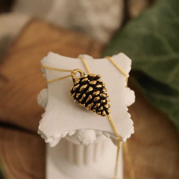 filigrane Halskette mit Kiefernzapfen - zarte Goldkette mit naturinspiriertem Anhänger - einzigartiger Goldschmuck