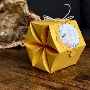 Gepersonaliseerde gouden kartonnen gunstdozen - Aangepaste herinnering met naam- en datumlabel voor bruiloften, verjaardagen, dopen, communies