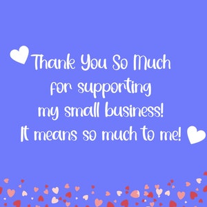 Puede incluir: Un fondo azul con texto blanco que dice "Muchas gracias por apoyar mi peque&ntilde;o negocio! Significa mucho para m&iacute;!" Hay corazones blancos a cada lado del texto y un borde de corazones rosas y rojos en la parte inferior.