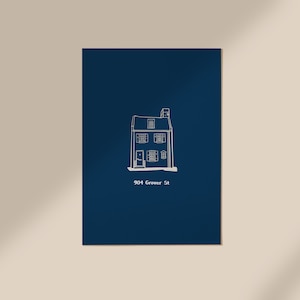 Pu&ograve; includere: Un disegno a linea bianca di una casa su uno sfondo blu scuro. La casa ha un camino e due finestre su ogni piano. Il testo "904 Grower St." &egrave; sotto la casa.