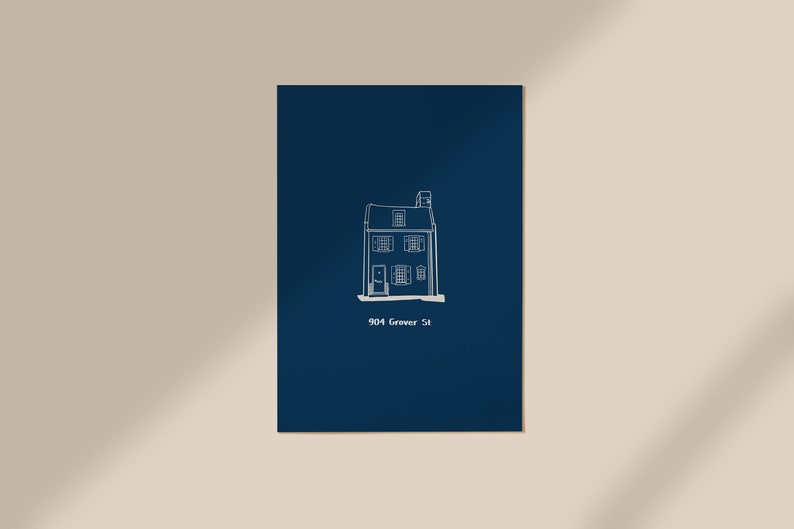 Pu&ograve; includere: Un disegno a linea bianca di una casa su uno sfondo blu scuro. La casa ha un camino e due finestre su ogni piano. Il testo "904 Grower St." &egrave; sotto la casa.