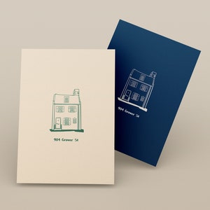 Pu&ograve; includere: Due carte con illustrazioni di una casa con un tetto verde e finestre bianche. La carta a sinistra ha un contorno verde e il testo "904 Grover St.". La carta a destra ha un contorno bianco e il testo "904 Grover St."