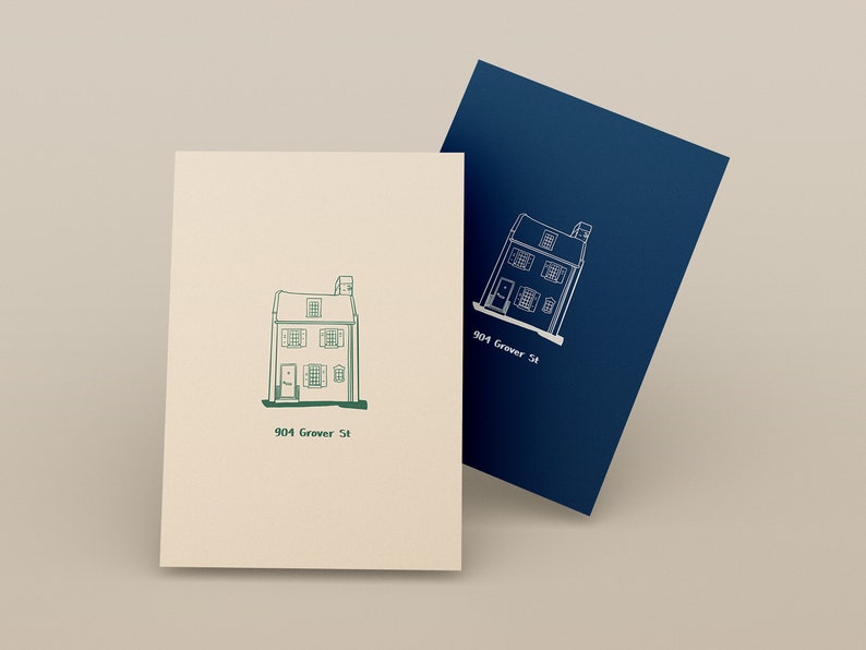 Pu&ograve; includere: Due carte con illustrazioni di una casa con un tetto verde e finestre bianche. La carta a sinistra ha un contorno verde e il testo "904 Grover St.". La carta a destra ha un contorno bianco e il testo "904 Grover St."