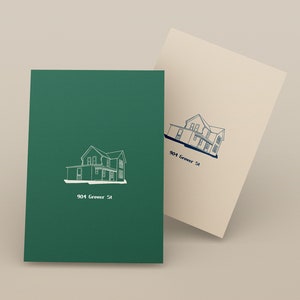 Pu&ograve; includere: Due carte con un disegno a linea di una casa su ciascuna. La carta a sinistra &egrave; verde e la carta a destra &egrave; beige. Entrambe le carte hanno l'indirizzo "904 Grover St" stampato sotto la casa.