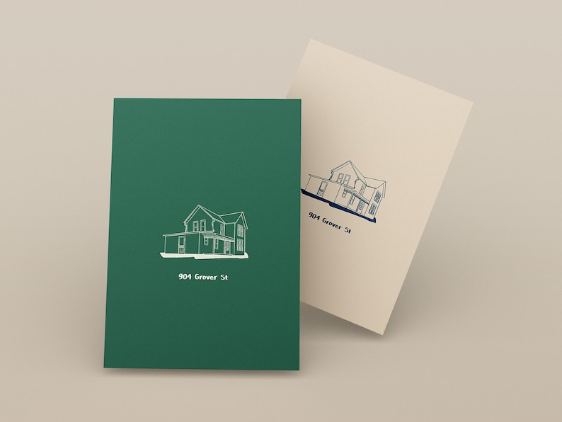 Pu&ograve; includere: Due carte con un disegno a linea di una casa su ciascuna. La carta a sinistra &egrave; verde e la carta a destra &egrave; beige. Entrambe le carte hanno l'indirizzo "904 Grover St" stampato sotto la casa.