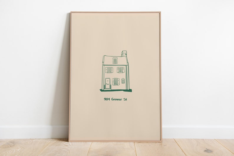Pu&ograve; includere: Una stampa incorniciata di una casa con un contorno verde su uno sfondo beige. Il testo "904 Grover St." &egrave; sotto la casa.