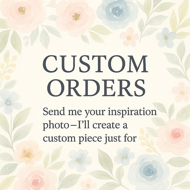 以下が含まれることがあります： 「CUSTOM ORDERS」の文字が濃いグレーで書かれた画像。下には「あなたのインスピレーション写真をお送りください。あなただけのカスタム作品をお作りします」と書かれています。背景には、ピンクと青の水彩画の花が描かれています。