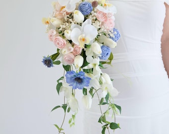 A&F Dusty Blue Cascading Bruidsboeket, Blush Pink Bruidsboeket, Orchideeën Bruidsboeket, Romantische Tuinbruiloft