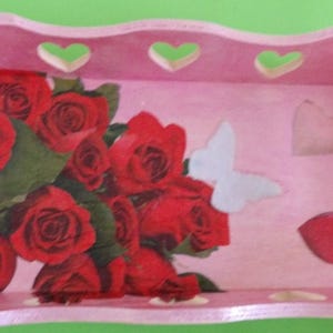 houten dienblad en roze servet