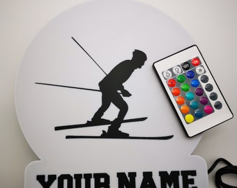 Personalisierbare Ski Lampe mit LED Silhouette + Name | Geschenk für Ski Fans  | Funkfernbedienung mit 16 Farben | 3D gedruckt