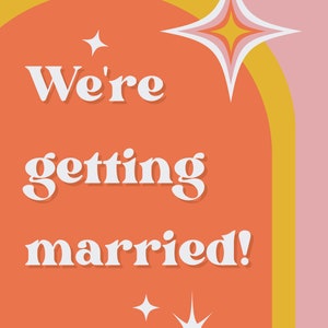 Pode incluir: Um fundo cor de p&ecirc;ssego com um arco amarelo. O texto "We're getting married!" est&aacute; escrito em branco com um efeito de sombra. H&aacute; estrelas brancas espalhadas ao redor do texto.