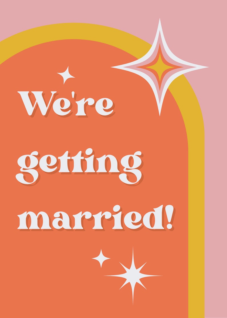 Pode incluir: Um fundo cor de p&ecirc;ssego com um arco amarelo. O texto "We're getting married!" est&aacute; escrito em branco com um efeito de sombra. H&aacute; estrelas brancas espalhadas ao redor do texto.
