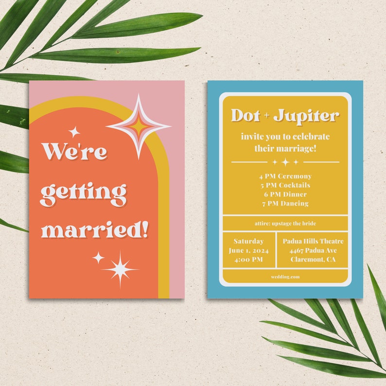 Pode incluir: Um convite de casamento de estilo retro com um fundo p&ecirc;ssego e um arco amarelo e laranja. O texto diz "We're getting married!" com um design de estrela. O segundo cart&atilde;o &eacute; azul com texto amarelo e detalha a cerim&ocirc;nia de casamento, a recep&ccedil;&atilde;o e o local. O texto diz "Dot + Jupiter invite you to celebrate their marriage!" com a data, a hora e o local do casamento.