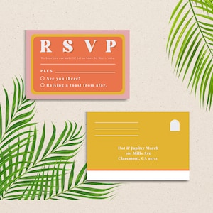 Może przedstawiać: R&oacute;żowa i pomarańczowa karta RSVP z tekstem "RSVP" dużymi, pogrubionymi literami. Karta zawiera sekcję, w kt&oacute;rej goście mogą zaznaczyć, czy wezmą udział w wydarzeniu, czy też prześlą swoje najlepsze życzenia. Karta zawiera r&oacute;wnież tekst "We hope you can make it! Let us know by May 1, 2014." oraz ż&oacute;łtą kopertę z adresem "Dot & Jupiter March, 101 Mills Ave, Claremont, CA 91711."
