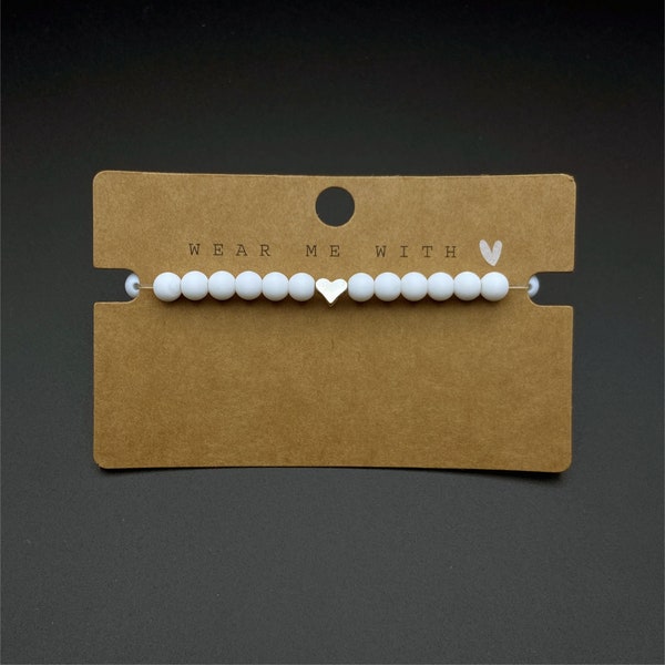 Handgemachtes Perlenarmband in Weiß mit Herzanhänger - Perfektes Accessoire für jeden Anlass - Handgefertigtes Schmuckstück - Geschenkidee