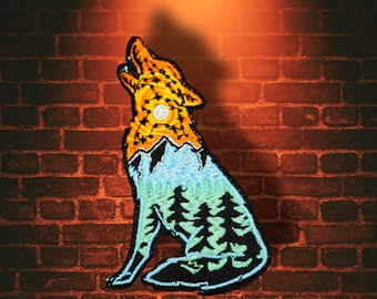 HOWLING WOLF - Iron on Patch - @thepatchalley