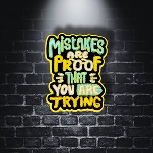 Può includere: Toppa ricamata nera e gialla con il testo "Mistakes are proof that you are trying".