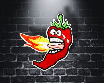Könnte beinhalten: Eine rote Chilischote mit einem Comic-Gesicht und Flammen, die aus ihrem Mund kommen. Die Chilischote ist auf einem schwarzen Hintergrund gestickt.