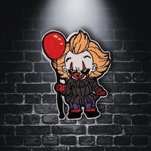 Könnte beinhalten: Gestickter Aufnäher eines Comic-Clowns mit orangefarbenem Haar, der einen roten Ballon hält. Der Clown trägt ein schwarz-weiß gestreiftes Hemd, eine schwarze Weste und rote Schuhe.