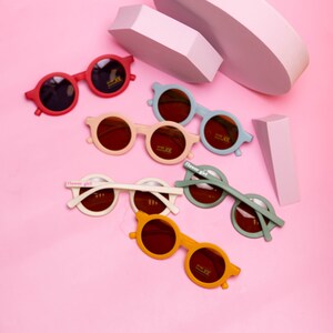 Personalized Round Retro Kid&#39;s Sunglasses / Vintage Style Custom Kid&#39;s Party Favors Gift / Stylish Young Girls Sunglasses Flower Girl Gift