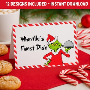 Peut inclure: Carte de Noël avec le texte "Whoville's Finest Dish" et une illustration du Grinch en costume de Père Noël tenant un plateau. La carte a une bordure rayée rouge et blanche, posée sur une surface rouge avec des cannes en sucre.