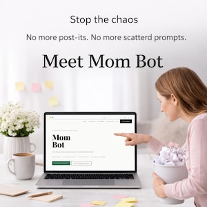 Puede incluir: Una computadora portátil muestra "Meet Mom Bot" con las palabras "Mom Bot" en primer plano. Una persona señala la pantalla, sosteniendo una papelera llena de papel arrugado. La escena incluye una taza de café, flores y notas adhesivas.