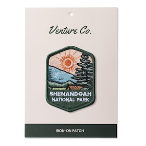 Puede incluir: Un parche termoadhesivo con un diseño de paisaje que incluye un sol, montañas y un pino. El parche es verde, azul, naranja y beige, con el texto "SHENANDOAH NATIONAL PARK" y "Venture Co."