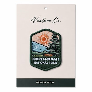 Könnte beinhalten: Ein Aufbügler mit einem Landschaftsdesign, das Sonne, Berge und Bäume zeigt. Der Aufnäher ist grün, blau, orange und weiß, mit dem Text "SHENANDOAH NATIONAL PARK". Die Karte trägt die Aufschrift "Venture Co."