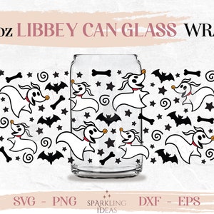 Puede incluir: Un envoltorio de vidrio para lata Libbey de 473 ml con un diseño de perro fantasma blanco con un collar rojo y una galleta en la boca. El diseño se repite en una lata de vidrio transparente con un patrón blanco y negro de estrellas, murciélagos y huesos.