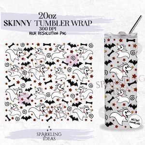 Op de afbeelding: Een 20 ounce skinny tumbler wrap met een herhalend patroon van witte geesten met zwarte vleermuizen, bruine sterren en botvormige objecten op een witte achtergrond. De tekst "20oz Skinny Tumbler Wrap 300 DPI High Resolution PNG" staat bovenaan de afbeelding.