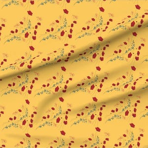 Può includere: Tessuto giallo senape con un motivo floreale ripetuto. Il design presenta fiori rossi simili a papaveri, piccoli boccioli gialli e rametti di foglie verdi. Il tessuto ha una leggera lucentezza e una morbida drappeggiatura.